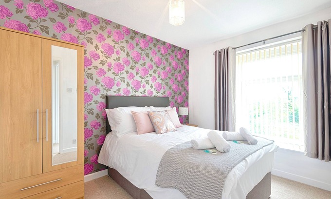 Landore Apartment | Hosea Accommodation - Free Parking!