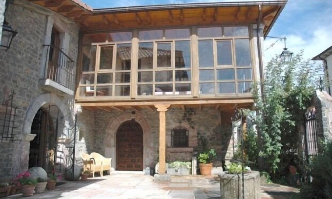 Puebla de Lillo Cottage | Hospital del Caminante I. 4 Bedrooms with double bed and bathroom. 8+1 (9p)