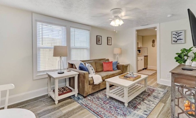 Fairfax House | Hospitals | River| Trendy-Chic Avondale Townhouse