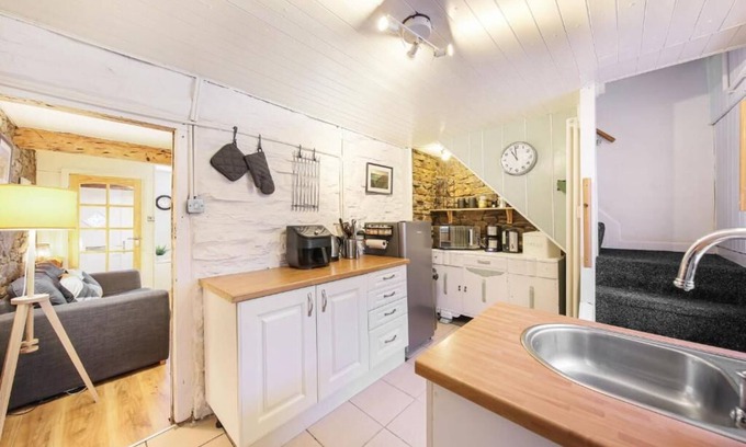 Little Hayfield House | Host & Stay | Batemill Cottage