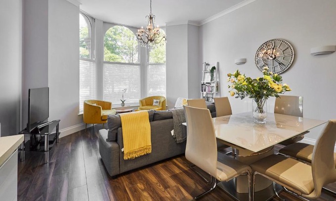 South Cliff Apartment | Host & Stay - Brooklands Timeless