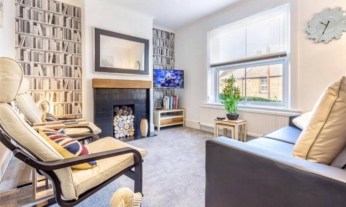 Caterham House | Host & Stay | Farningham Residence