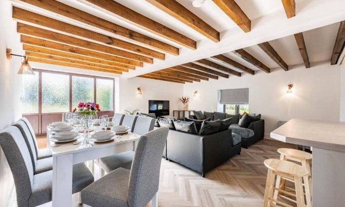 Roughton House | Host & Stay | Fender Cottage