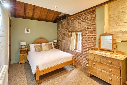 Fakenham House | Host & Stay - Granary Barn