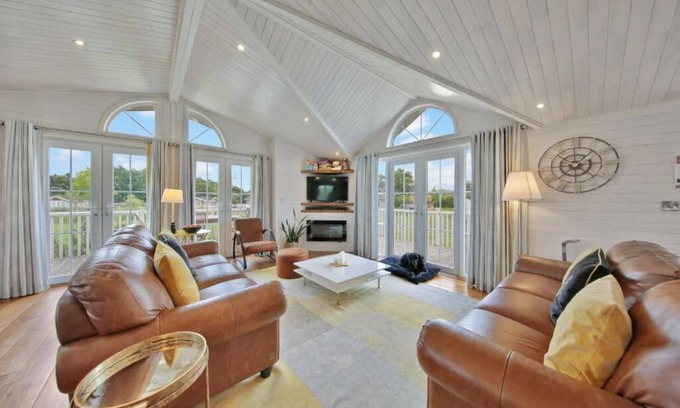 Hundall House | Host & Stay | Mahonia Lodge
