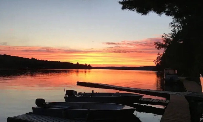 Nairn Centre Cottage | Host your friend/family gathering on pristine Fairbank Lake - up to 25 guests!