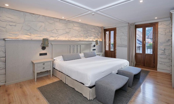 Isaba House | Hostal Lola