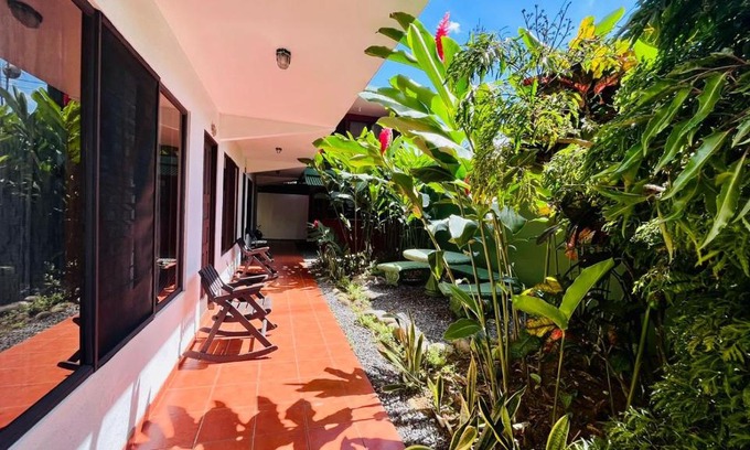 Nuevo Arenal Hotel | Hostal Nuevo Arenal downtown, private rooms with bathroom