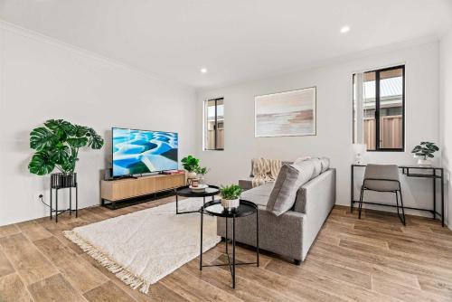 Piara Waters House | Hosted Modern Comfort in Piara Waters Perfect for Fam