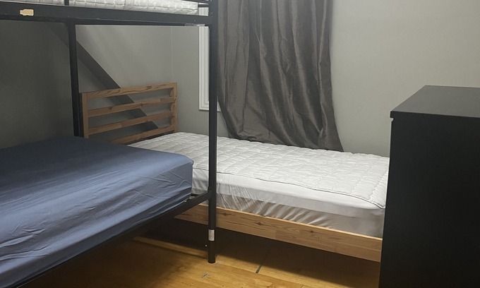 Centretown West Apartment | Hostel Gladstone Ottawa Ontario rooms availability confortable near parliament.