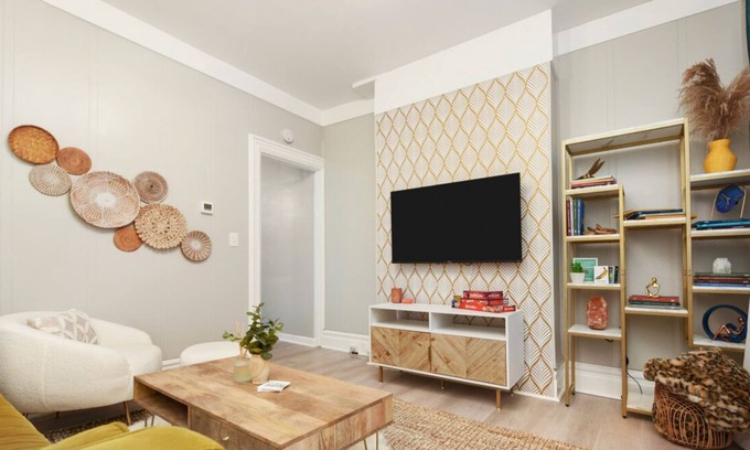 Lawrenceville House | ★ HostWise Stays ★ 4 Blocks From UPMC Children's