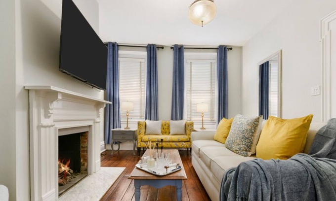 Central Northside House | ★ HostWise Stays ★ Restored Victorian in the Mexican War Streets! Garage parking, family friendly