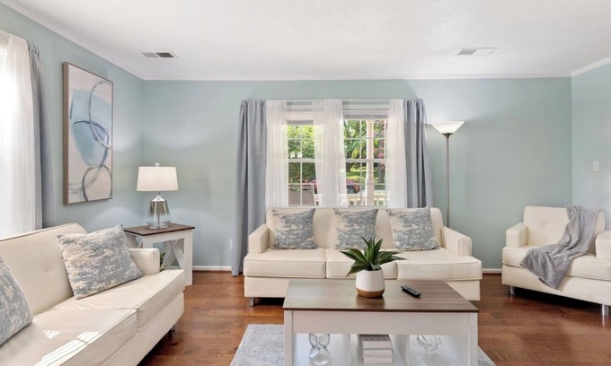 North Raleigh House | Hot Deal – Save 25% | Sleeps 9 w/Fire Pit + Games