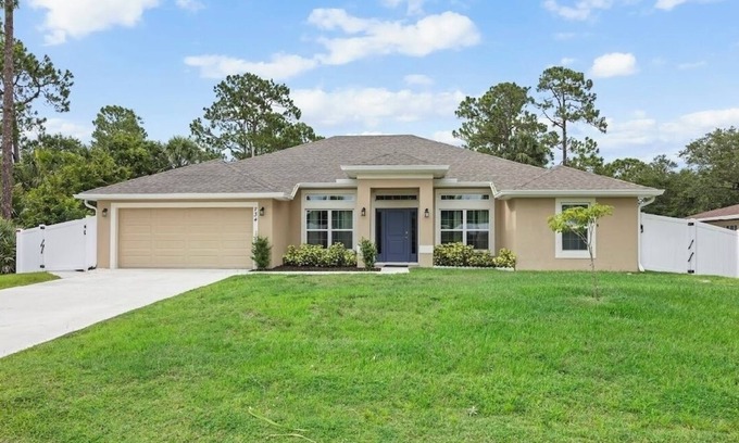 Sebastian Highlands House | HOT NEW LISTING! Castaway Pool Home, close to river dining and beaches.