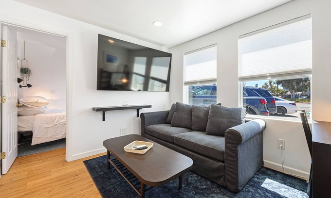 Barrio Logan Apartment | Hot Tub/1mi to Downtown/3mi to Coronado/Wifi 300mb+/BBQgrill/Fire Pit/Harborside