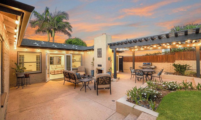 Point Loma House | *Hot Tub* | 2 Living Rooms | Walk 2 Sunset Cliffs!