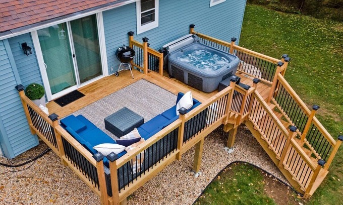 Token Creek House | HOT TUB - 20 min to Capitol - KING Bed - Fireplace