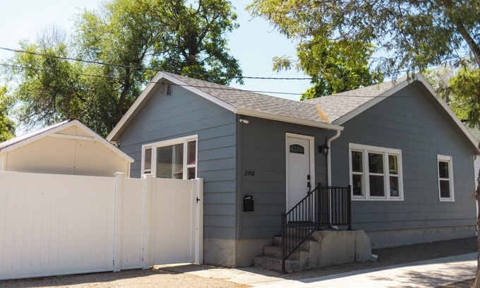 Billings House | Hot Tub 2BR Stay Minutes to Hospitals - Pet Friendly with Fenced Yard & Grill