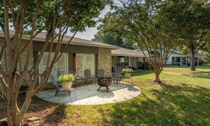 Kingston House | Hot Tub! 4Bdrm Lakeview! Nearby Beach!