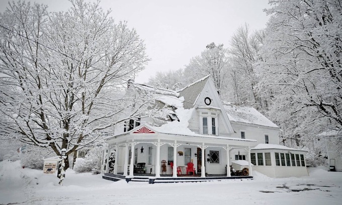 Proctorsville House | Hot Tub - 7 bedrooms - 5 minutes from Okemo Ski - enchanting 200 year old VT inn