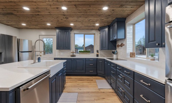 St. Charles Cabin | Hot Tub! AC! Arcades! Air Hockey and Foosball! 5 Min to North Beach!