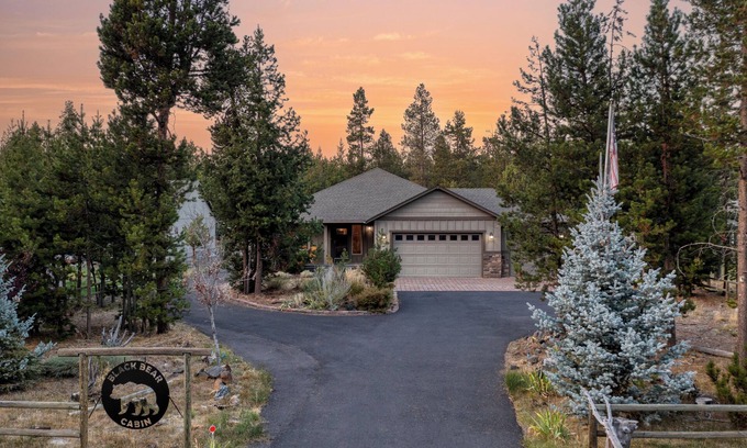 Oregon Water Wonderland House | Hot Tub, Air Hockey, Foosball, Deck Lounge | Near Sunriver & Mt. Bachelor Skiing
