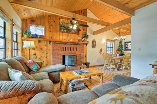 Big Bear House | Hot Tub and Deck Big Bear Gem Near Resorts!