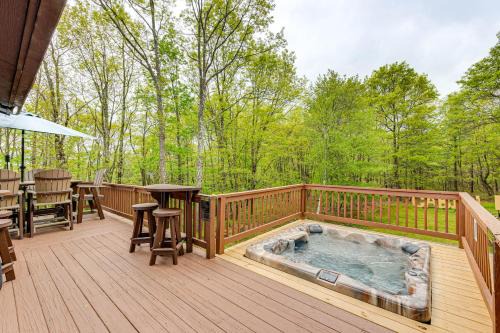 Mount Pocahontas House | Hot Tub and Fire Pit Albrightsville Log Cabin!