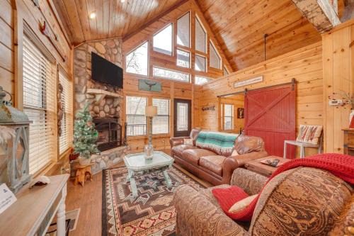 Hochatown Apartment | Hot Tub and Fire Pit Broken Bow Honeymoon Cabin