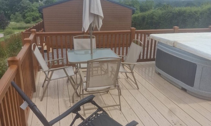 Westcott Cabin | Hot Tub and Fishing Country Lodge at Upton Lakes and Lodges