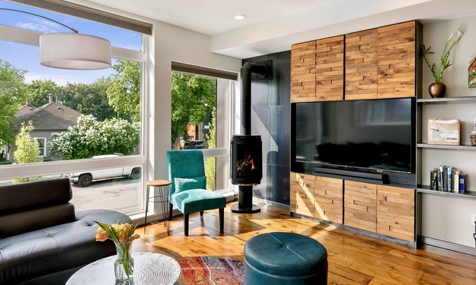 Northside House | Hot Tub and Rooftop Patio- Walk to Downtown!