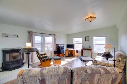 Montrose House | Hot Tub and Screened Porch Getaway in Montrose!