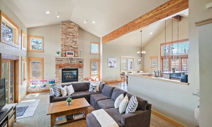Wildernest House | Hot Tub. Awesome Views. Close to ski areas. Garage. Fully Stocked Kitchen.