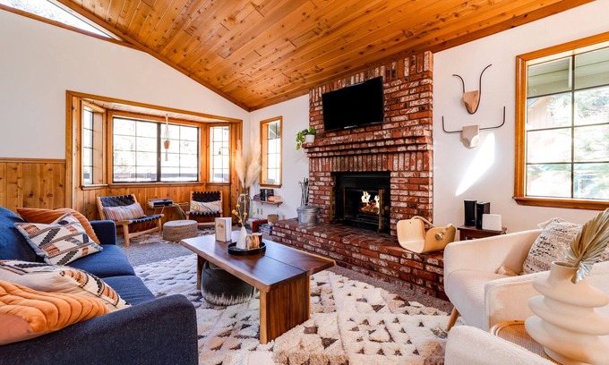 Fox Farm Cabin | Hot tub, bbq, 2 fireplaces, 5 mins to slopes & lake