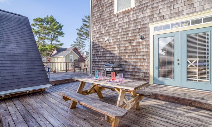 Nelscott House | Hot Tub, BBQ, Media Room, 3 King Tempur-Pedic beds, High End Appliances