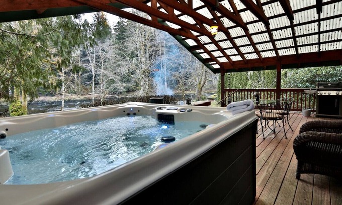 Beaver Apartment | Hot Tub, BBQ, Sol Duc River Views & Pet Friendly