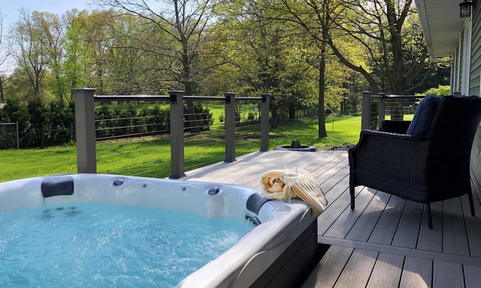 Middlebury House | HOT TUB|Beauitiful Backyard Oasis|Newly Renovated