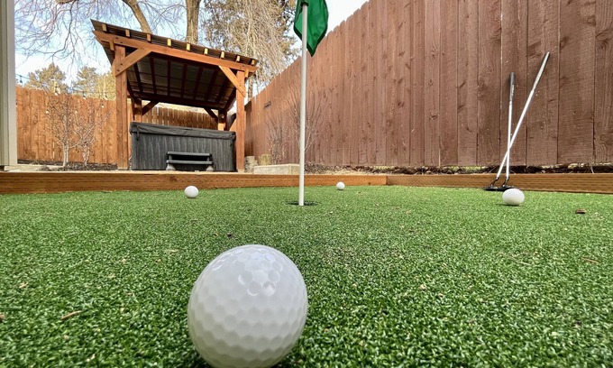 Southeast Bend House | ~Hot Tub~Bocce~Putting Green~King Bed~Modern Construction