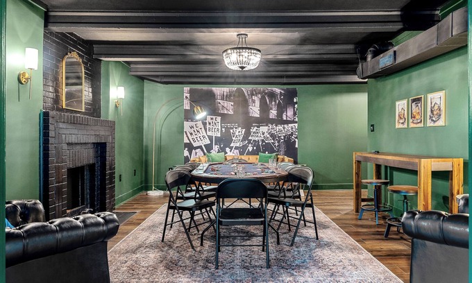 Shelbyville House | Hot Tub | Bourbon Trail | Poker Room | Game Rm