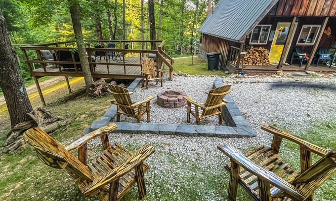 Wellington Cabin | HOT TUB - cabin/cave run near RRG