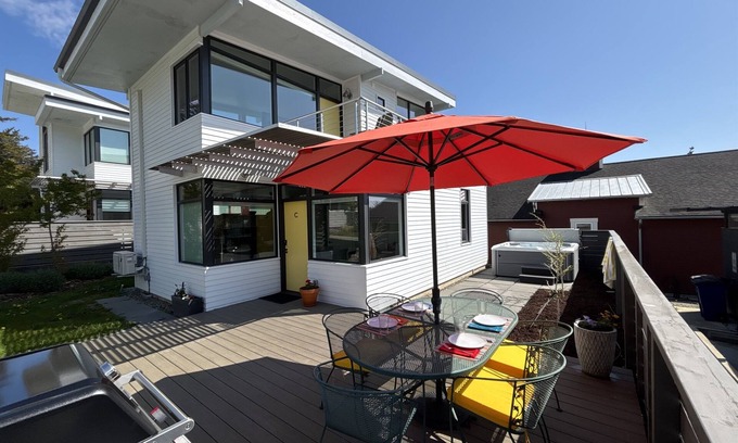 Eastsound House | Hot Tub/Central/Modern/Well Appointed/Immaculate