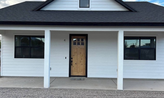Safford House | HOT TUB. Charming 2-bedroom house with BIG TVS and LOTS of beds