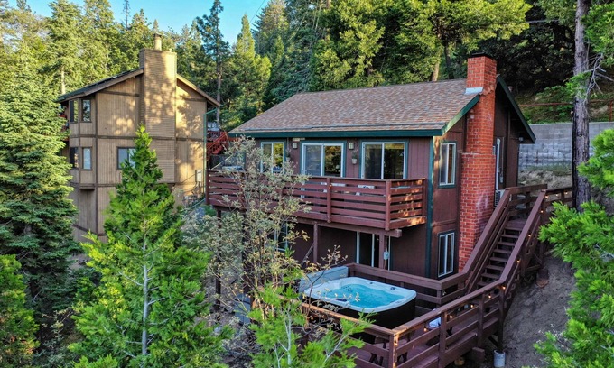 Crestline Cabin | HOT TUB! Cozy Cabin w/Tree Top Views, Dog/Family Friendly!