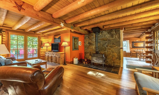 Hood River Cabin | Hot Tub! Cozy Log Cabin, Perfect Hood River Getaway!
