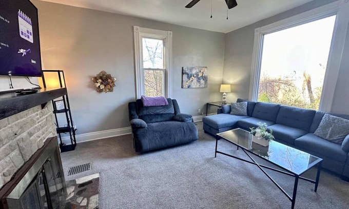 South Hills House | HOT TUB Cozy Woodsy retreat close to the City