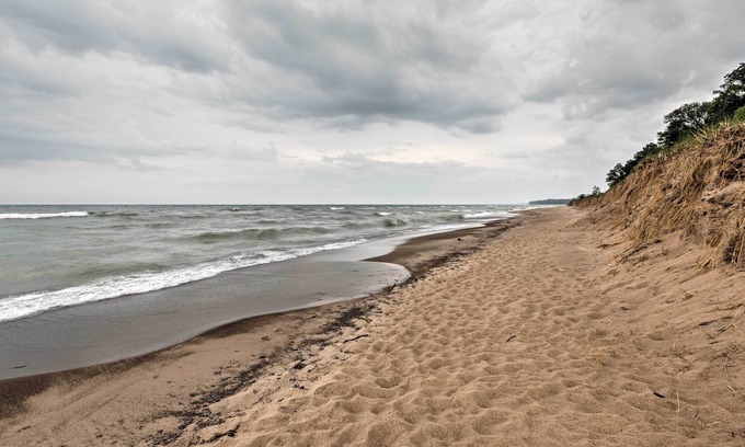 Union Pier Cottage | Hot Tub, Deck & Backyard: Cozy Union Pier House!