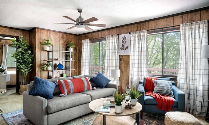 Bergton Cabin | Hot Tub, Deck, Screened Porch, Fire Pit, & WiFi