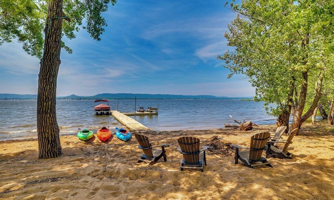 Stockholm Cabin | Hot Tub & Dock: Beachfront Oasis in Stockholm!