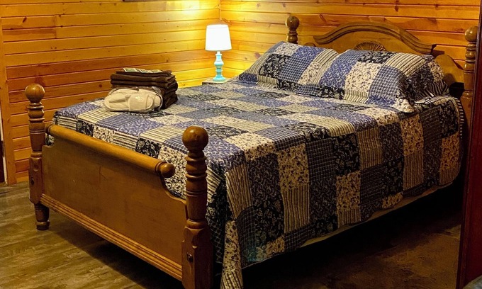 East Fultonham Cabin | Hot tub, Equipped Kitchen, Charcoal Grill, Picnic Patio