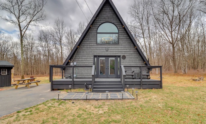 Mount Pocahontas Cabin | Hot Tub & Fire Pits: Albrightsville A-Frame Cabin